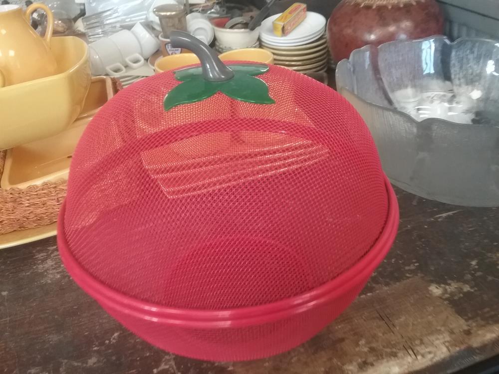 CORBEILLE A FRUITS ROUGE