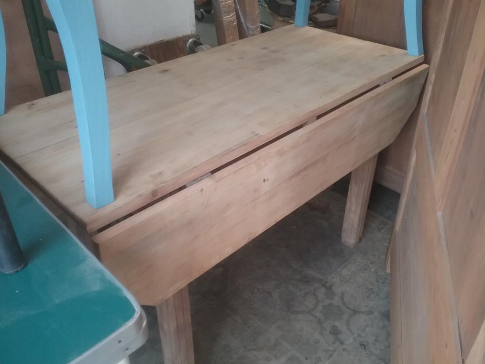 TABLE A VOLETS SABLEE