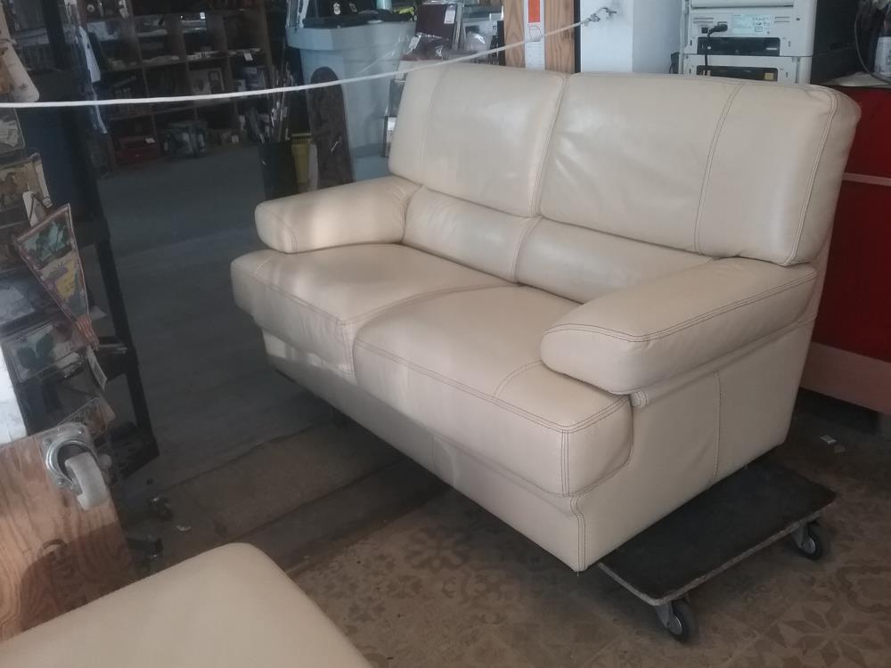 CANAPE 2PL CUIR CREME ET POUF 