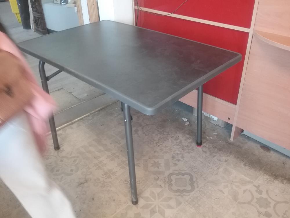 TABLE DE CAMPING GRISE 