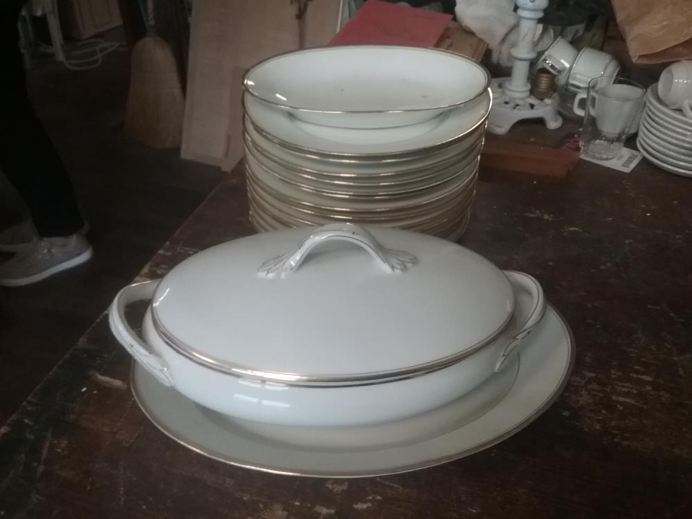 PARTIE DE SERVICE BLANC ET DORÉ 