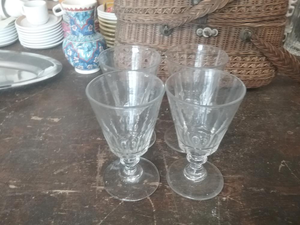 4 VERRES SUR PIED