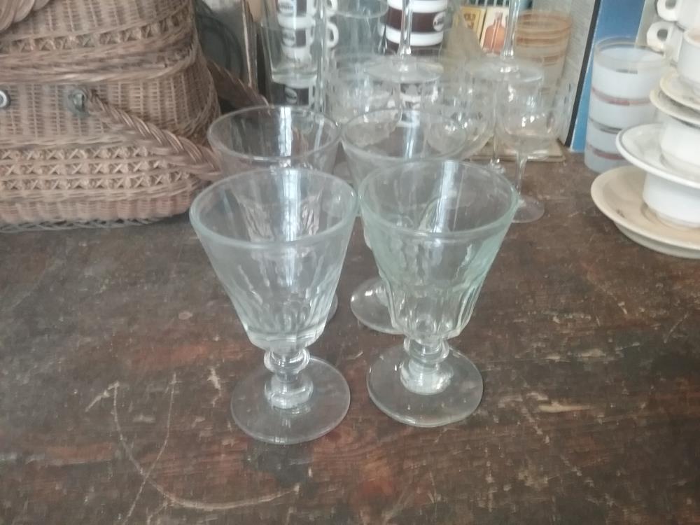 4 VERRES ANCIENS SUR PIED