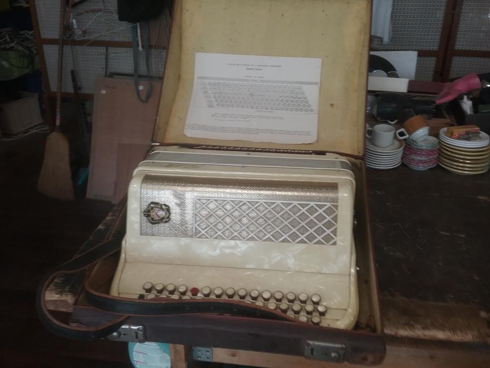 ACCORDEON ANCIEN EN LETAT CREME