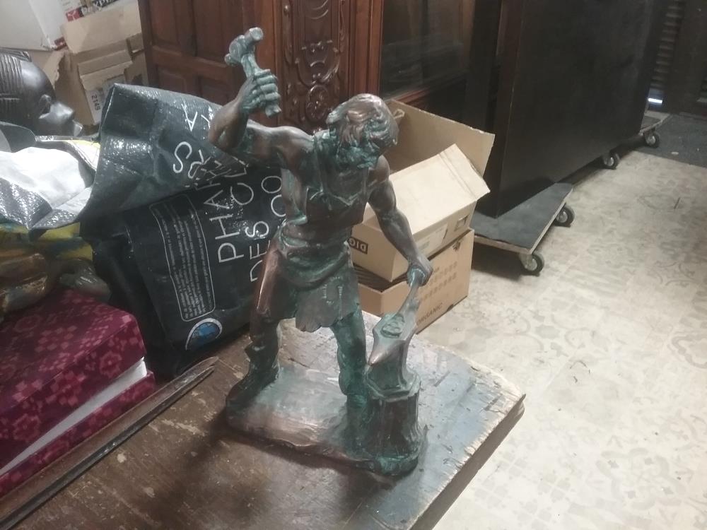 STATUETTE FORGERON CU