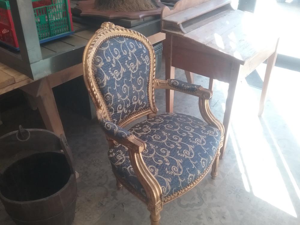 FAUTEUIL BLEU ET DORE 