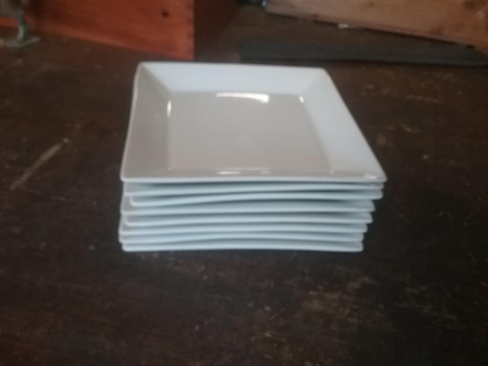 8 ASSIETTES CARRE