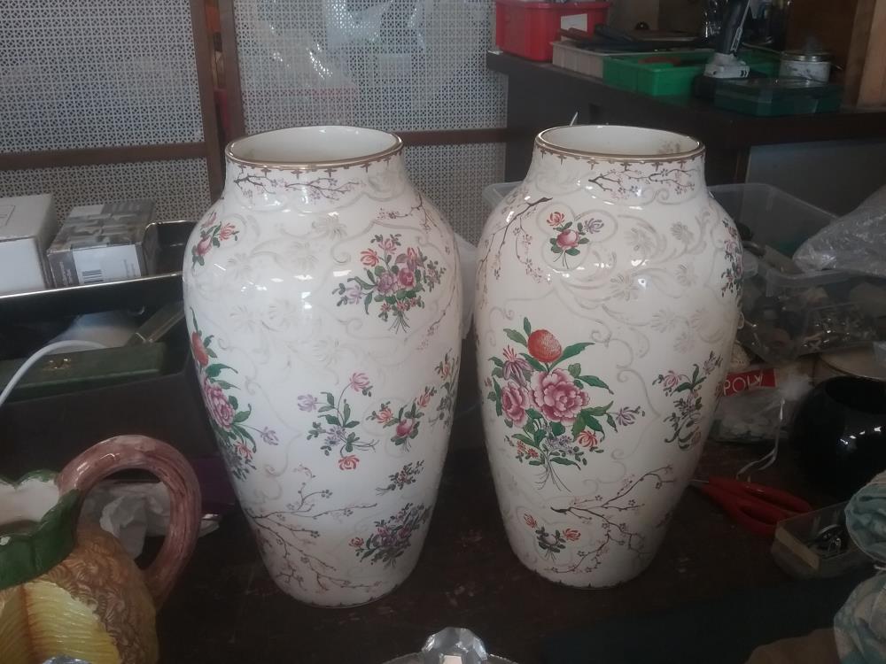 PAIRE DE VASES ANGLAIS DEBUT XXEME DECOR CHINE