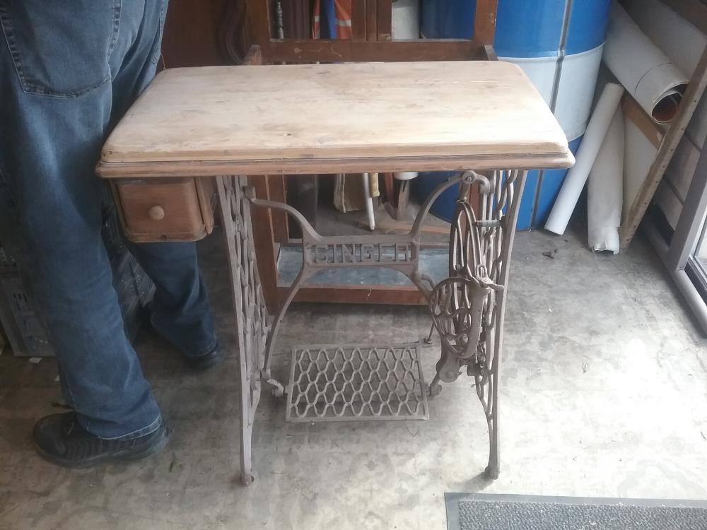 TABLE MACHINE A COUDRE 