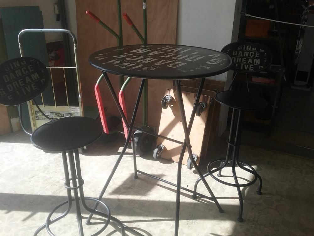 MANGE DEBOUT ET 2 TAB