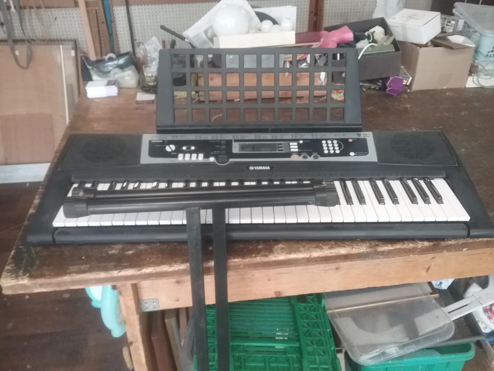 SYNTHETISEUR YAMAHA + PIED