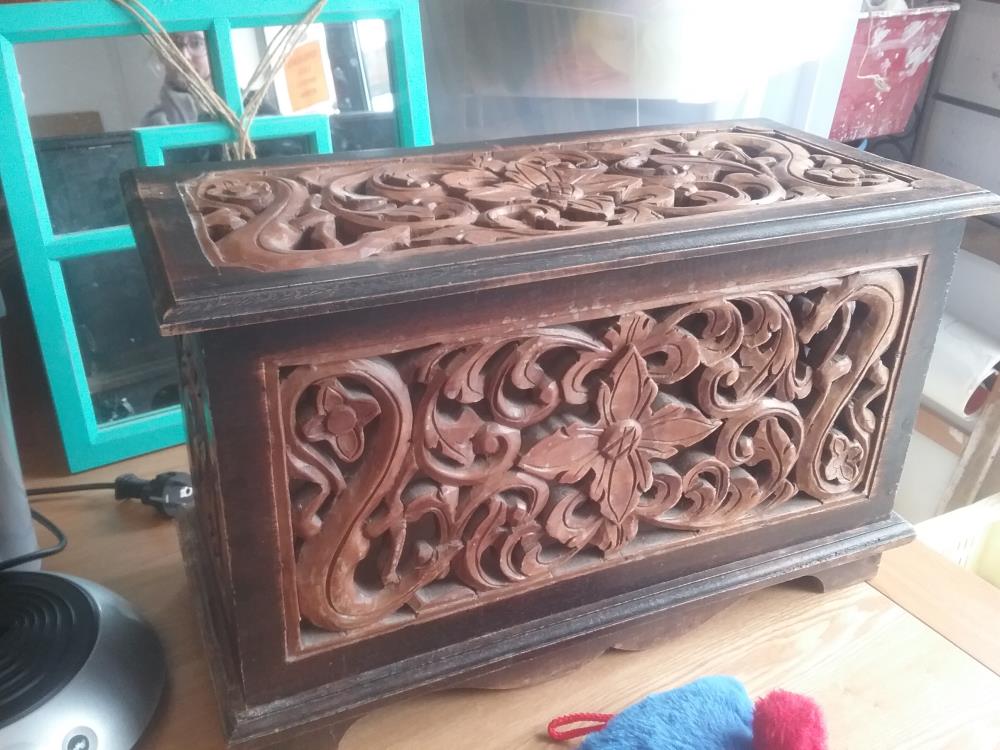 COFFRE BOIS SCULPTE INDO