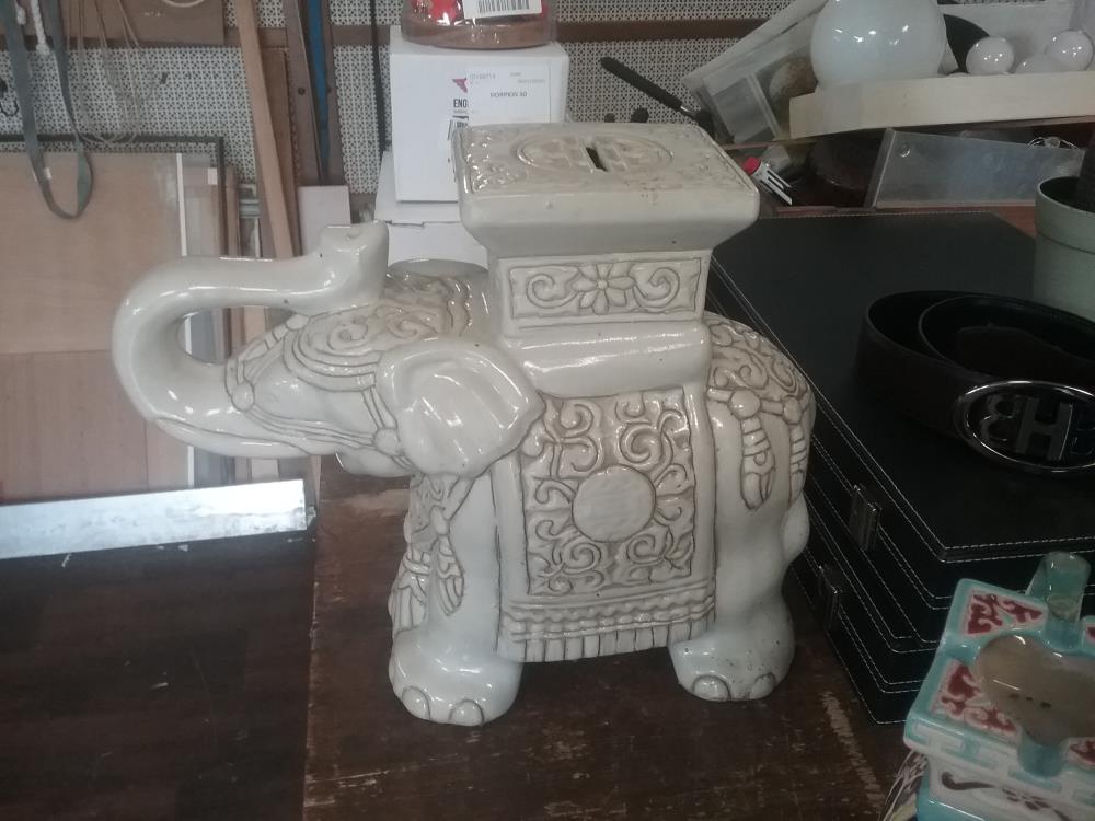 ELEPHANT PORTE POT 