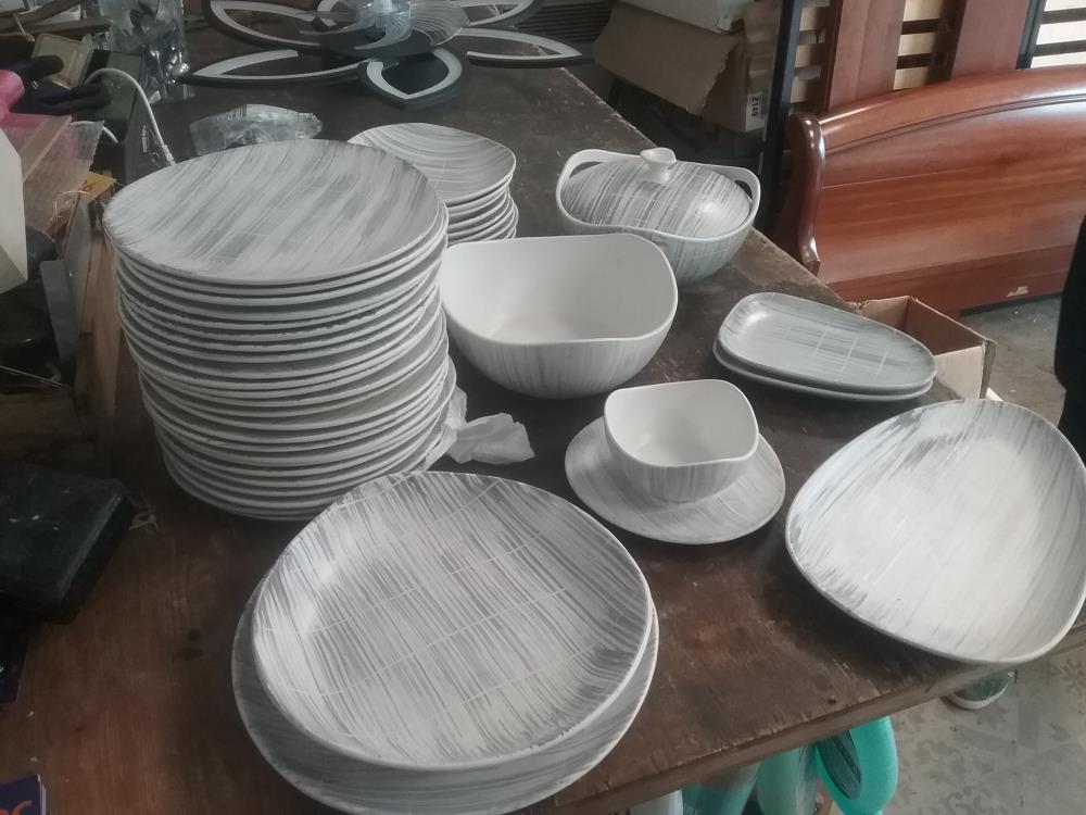 SERVICE DE VAISSELLE VOILE 