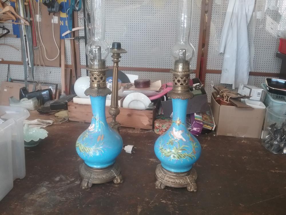 PAIRE DE LAMPES A PETROLE PORCELAI E BLEUE 