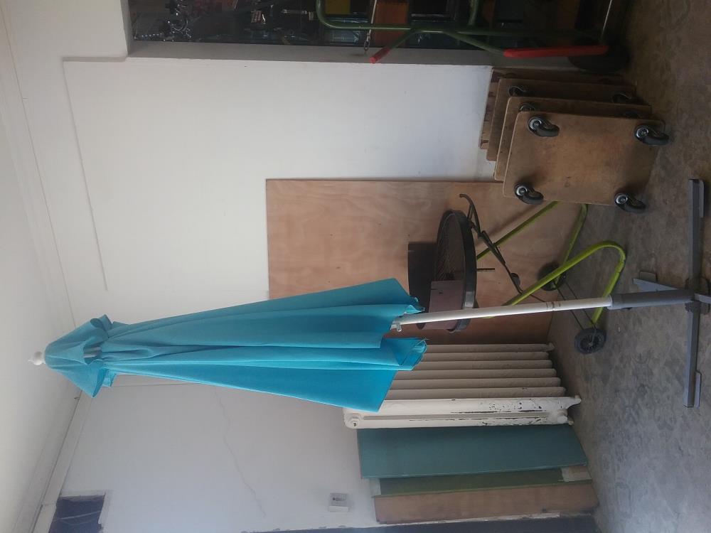 PARASOL BLEU ET PIED