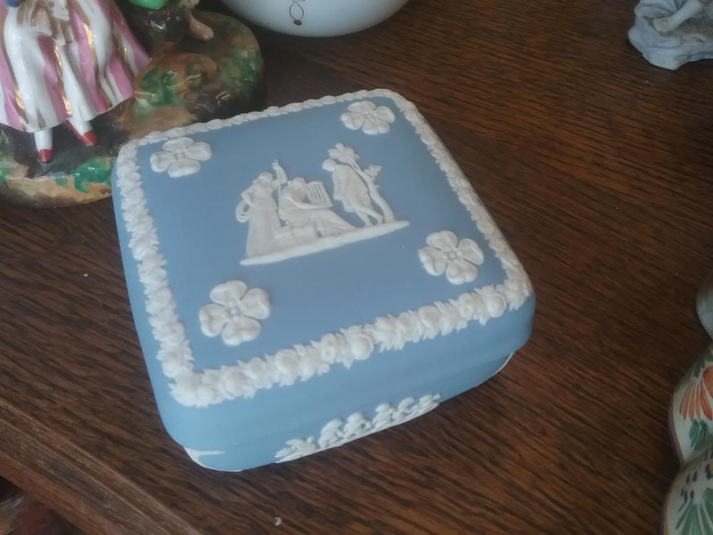 BOITE WEDGWOLD BLEU 