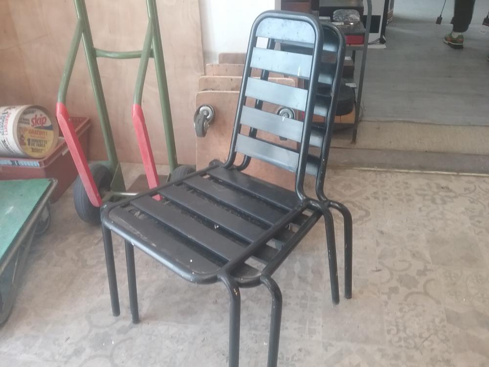 CHAISE ALU NOIRE
