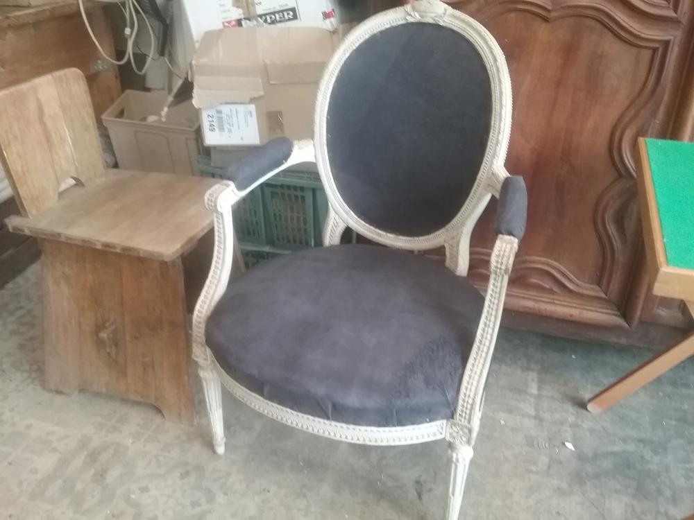 FAUTEUIL MEDAILLON CUIR DAIM