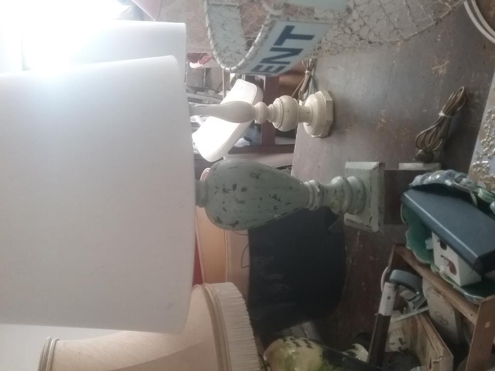 LAMPE EN BOIS PEINT GRISE 