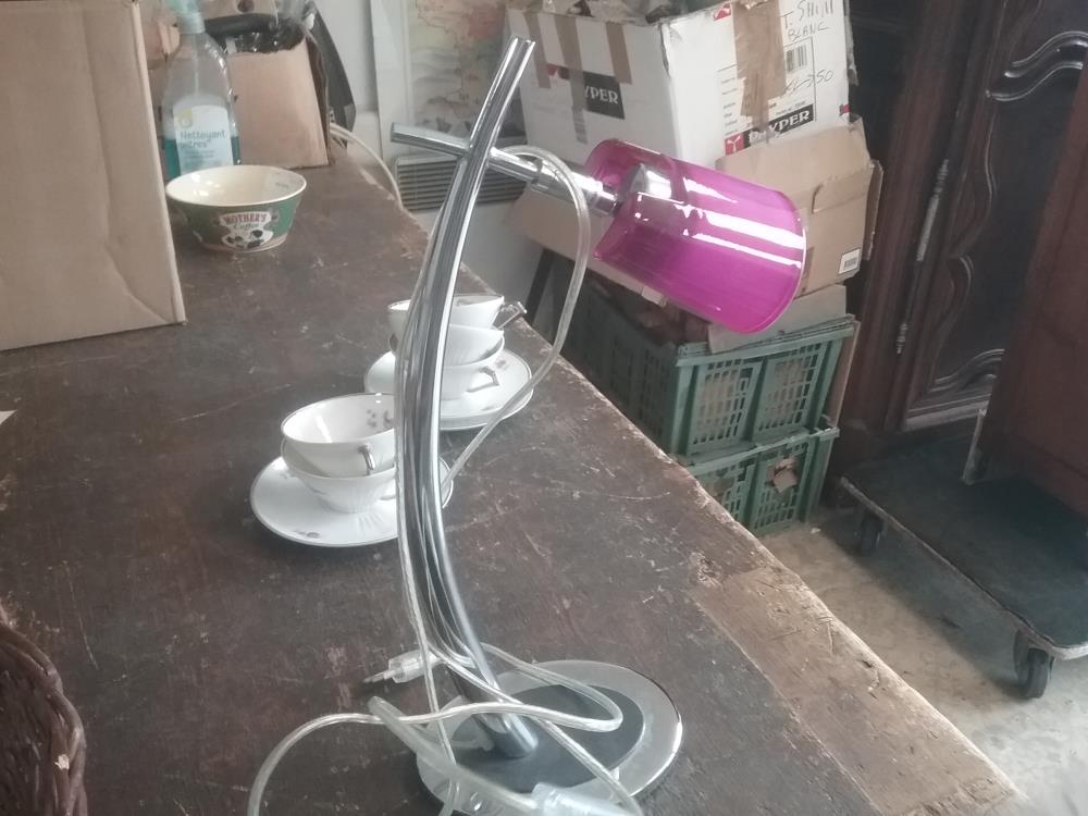 LAMPE CHROME ET ROSE 