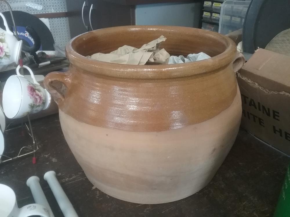 GRAND POT VERNISSE