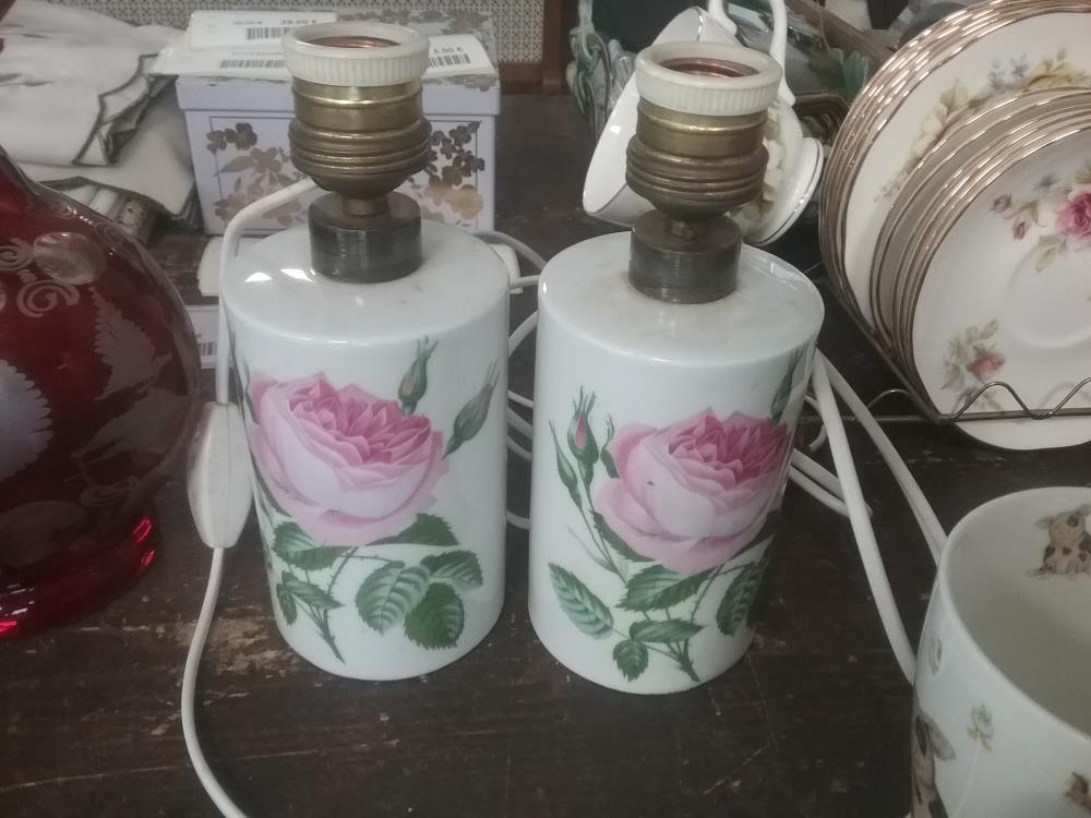 PAIRE DE PETITES LAMPES PORCELAINE