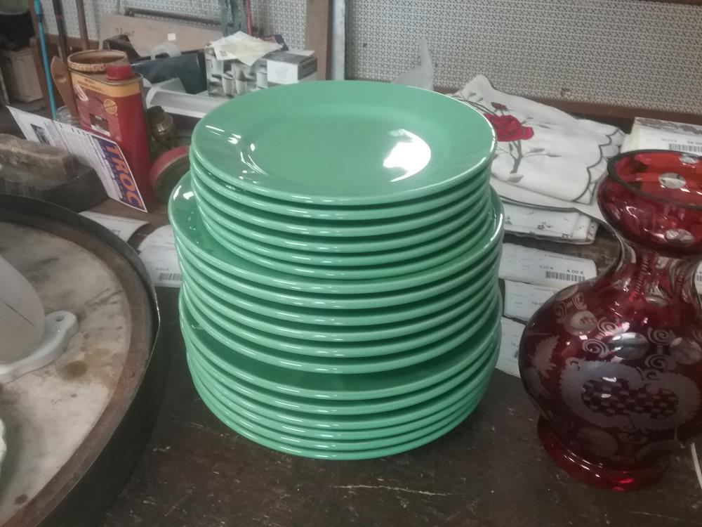18 ASSIETTES VERTES