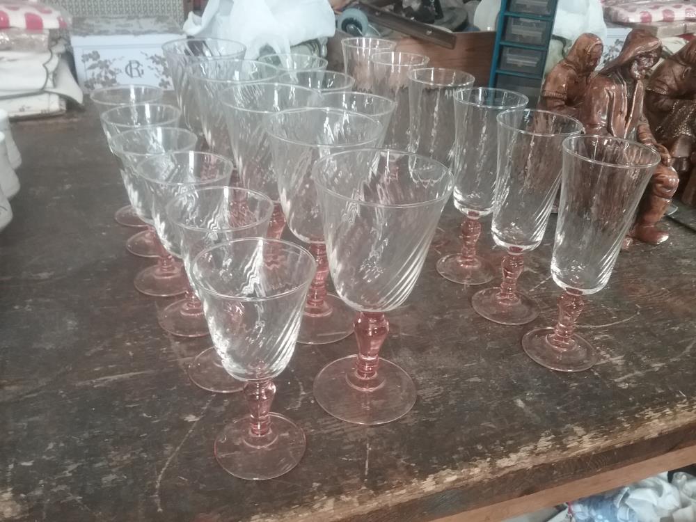 PARTIE DE SERVICE DE VERRES A PIEDS