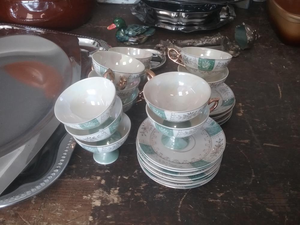 12 TASSES PORCELAINE COLLECTION