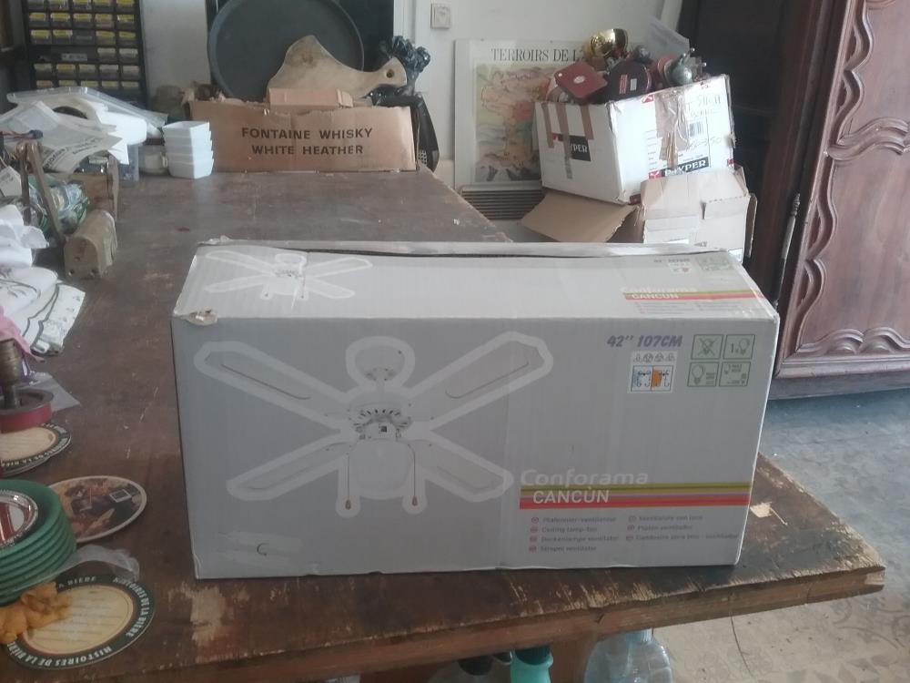 PLAFONNIER VENTILATEUR NEUF 
