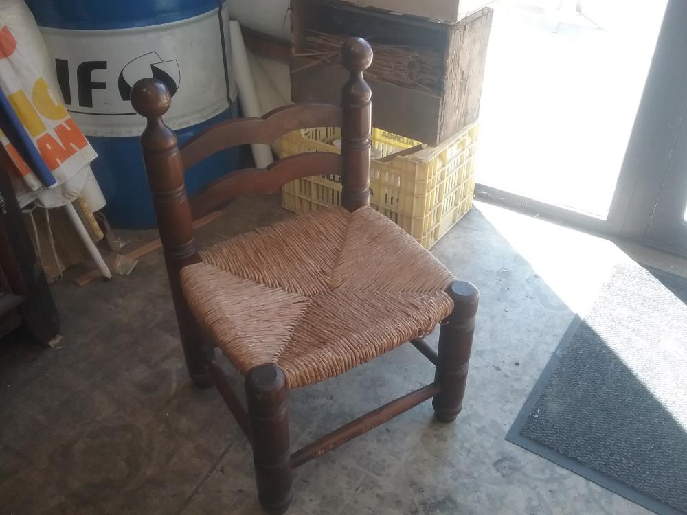 CHAISE BASSE RUSTIQUE