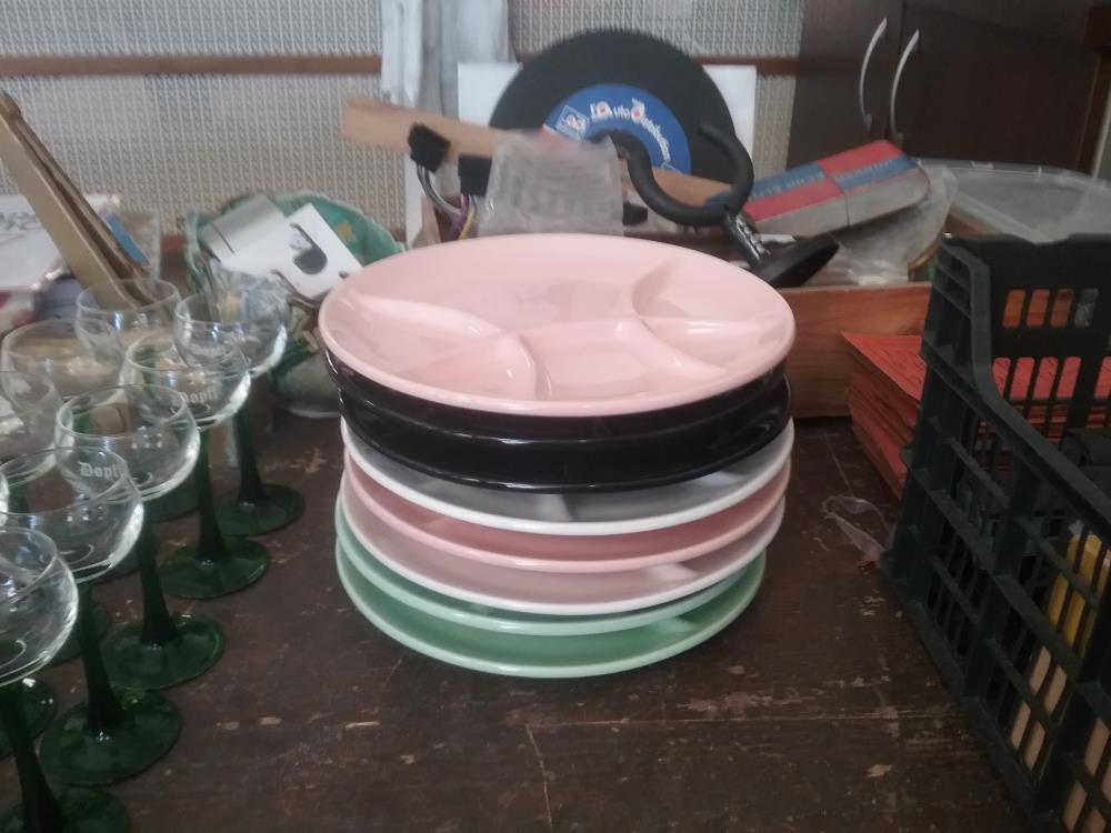 8 ASSIETTES COMPARTIMENTS COULEUR