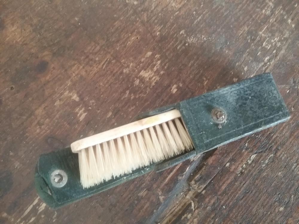 BROSSE A MOUSTACHES