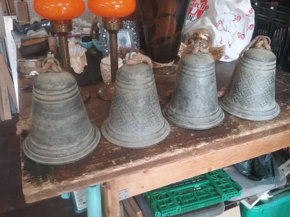 CLOCHE METAL