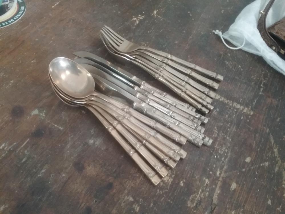 SERVICE DE COUVERTS BAMBOU DORÉ 