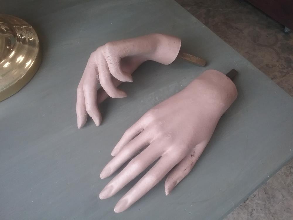 PAIRE DE MAINS DE MANEQUIN ANCIEN