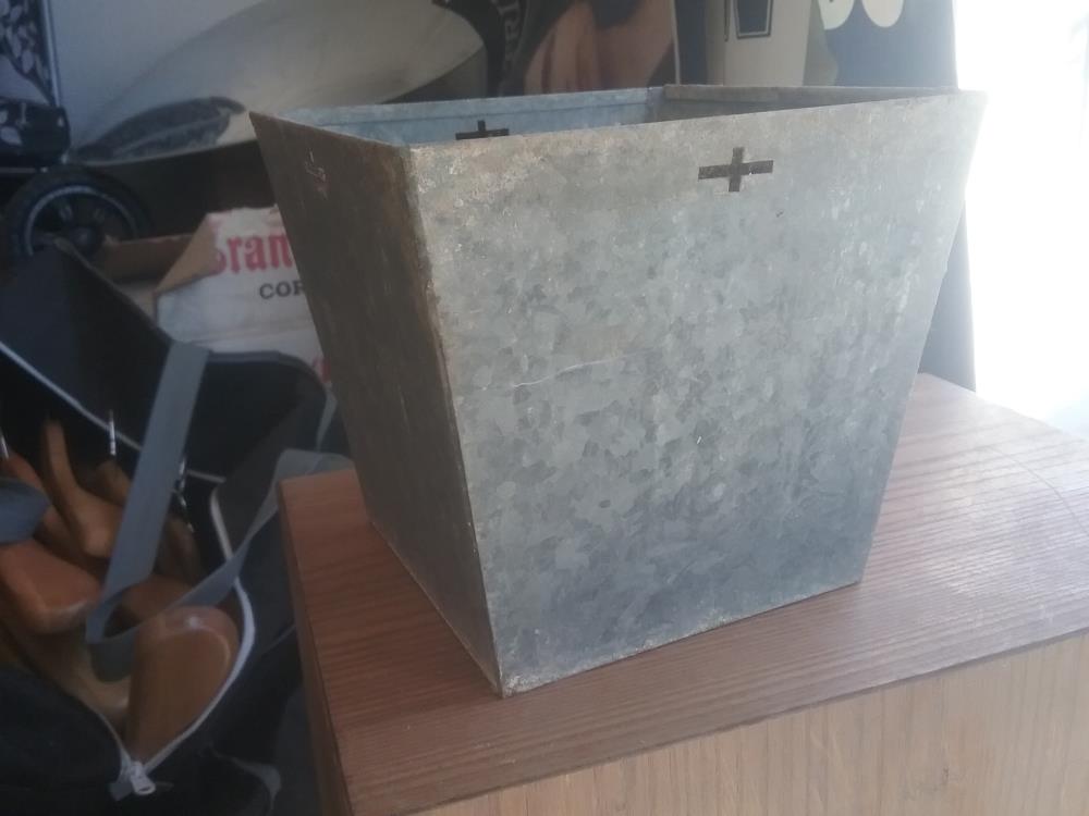 CACHE POT ZINC