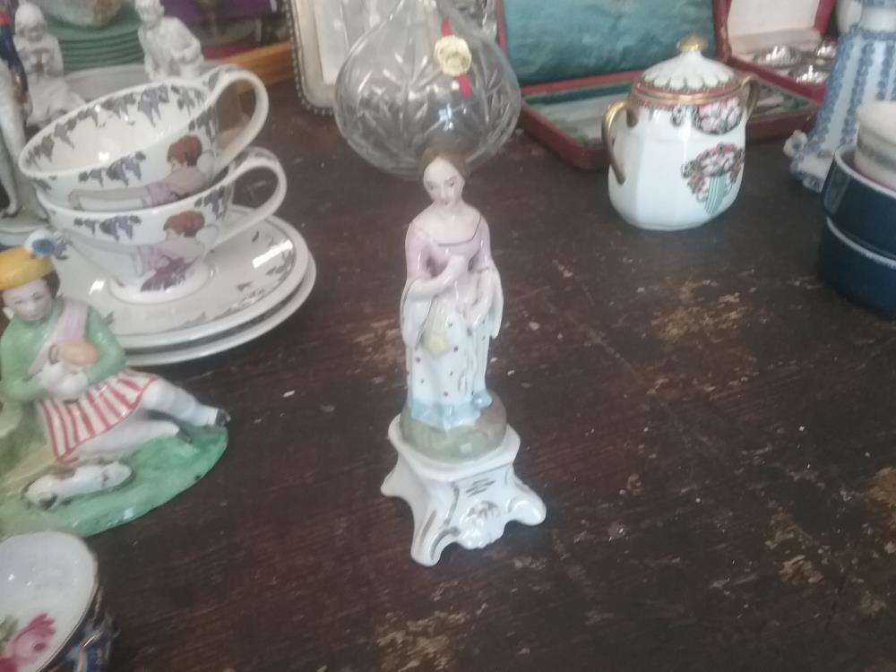 PERSONNAGE PORCELAINE