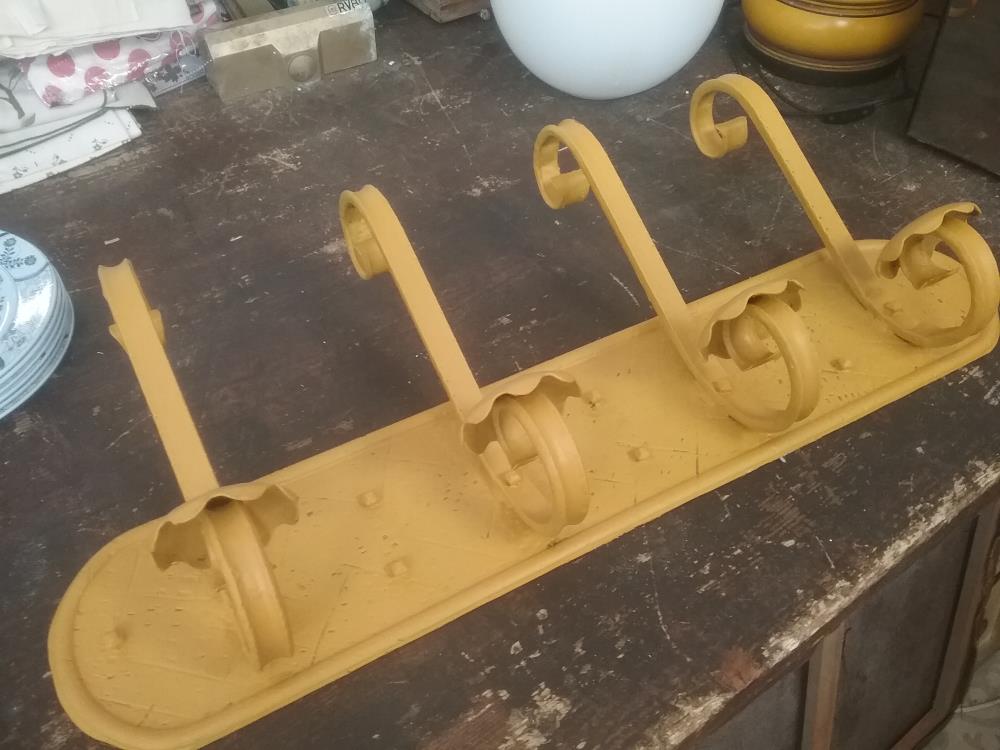 PATERE METAL JAUNE