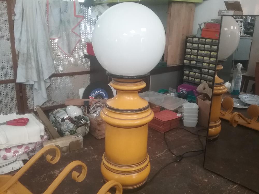 LAMPE GLOBE METAL JAUNE 