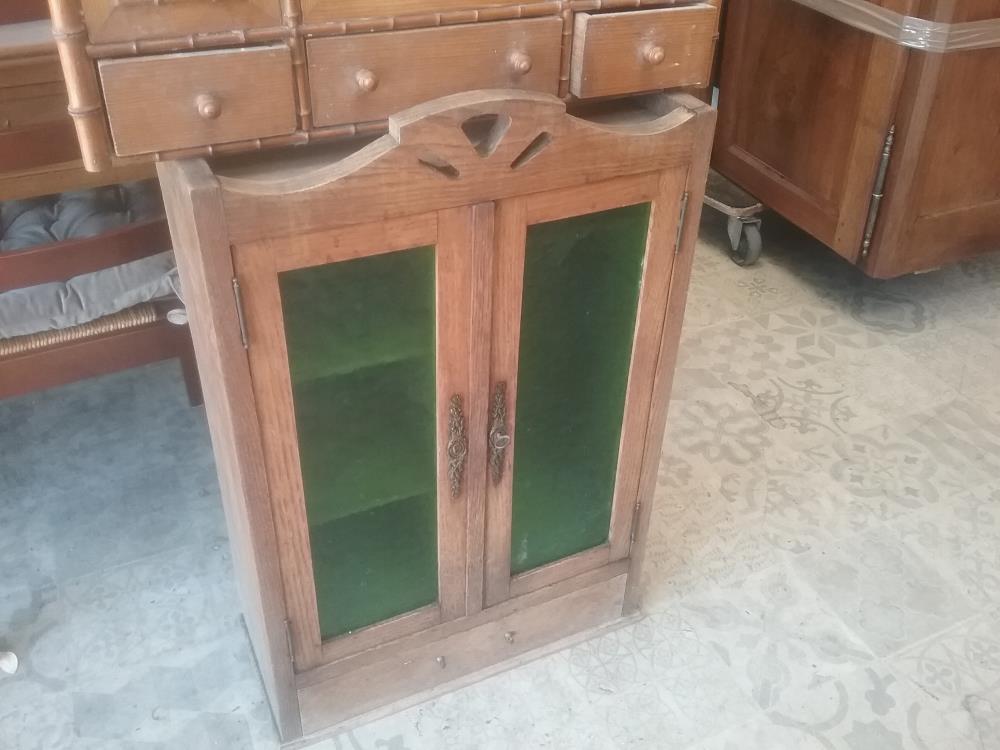 PETIT MEUBLE DE RANGEMENT VITRES VERTES