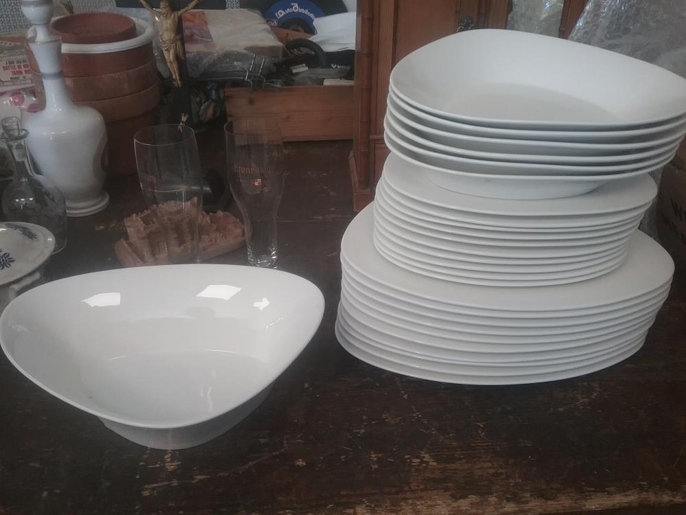 SERVICE DE VAISSELLE BLANCHE 26 P