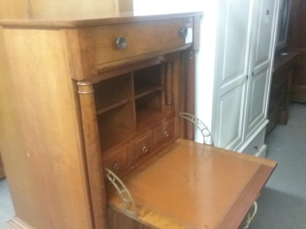 SECRETAIRE