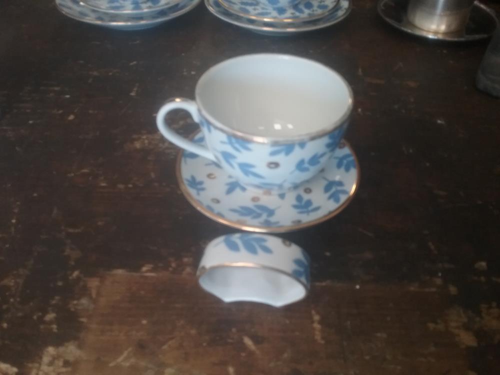 TASSE ET ROND SERVIETTE INES DE LA FRESSANGE