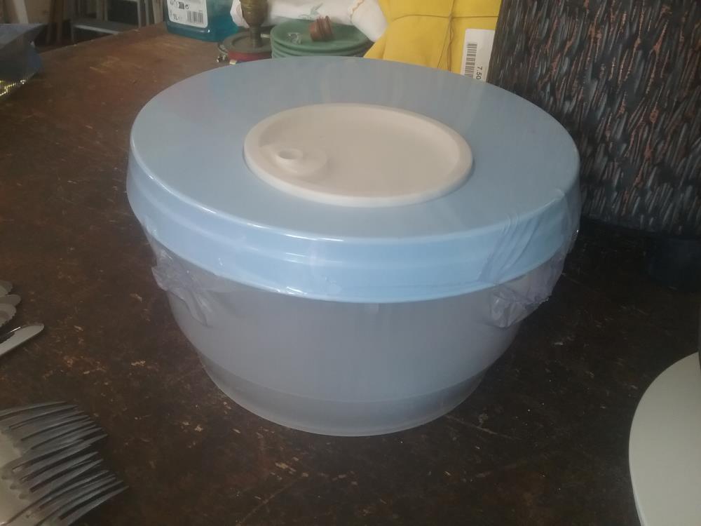 ESSOREUSE A SALADE BLEUE NEUVE