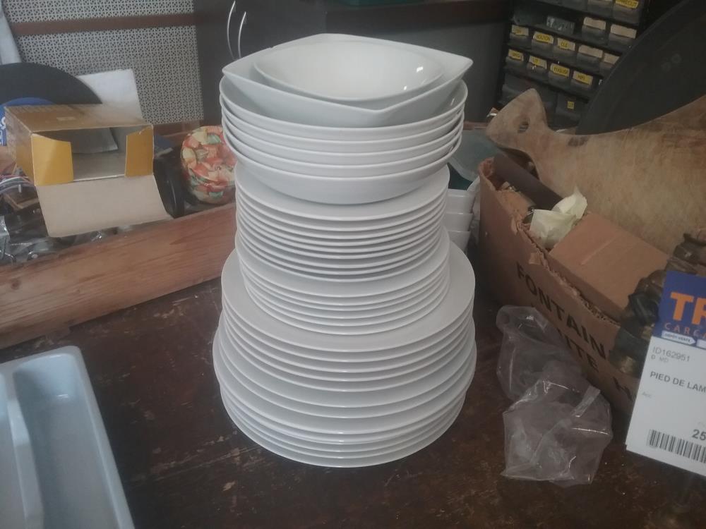 SERVICE DE VAISSELLE BLANCHE