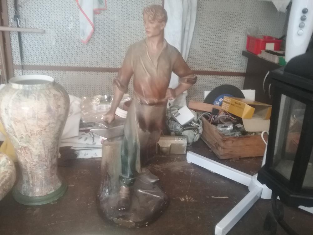 STATUE FORGERON PLATRE 