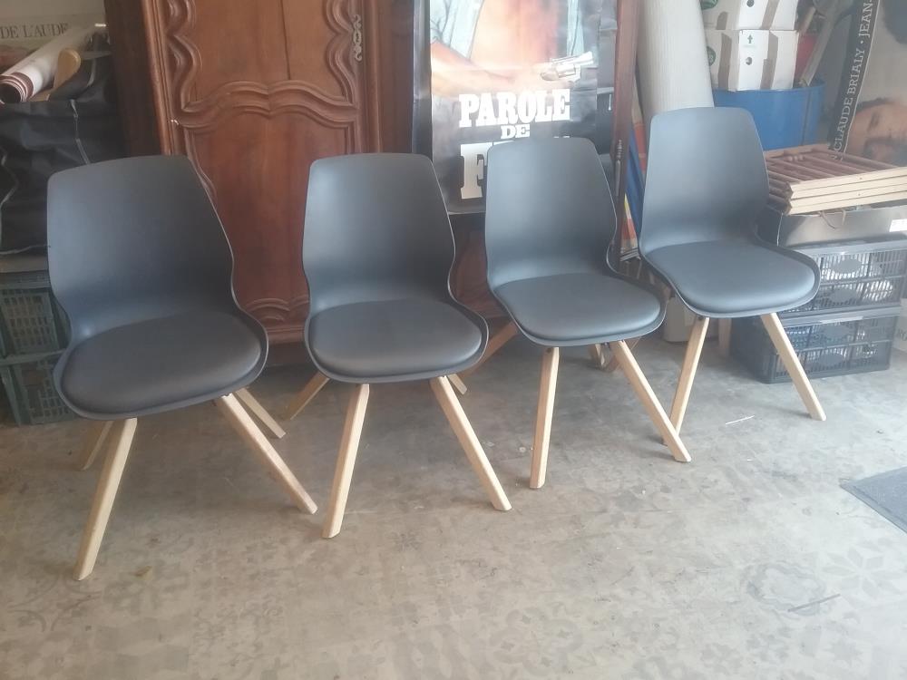 4 CHAISES MODERNES