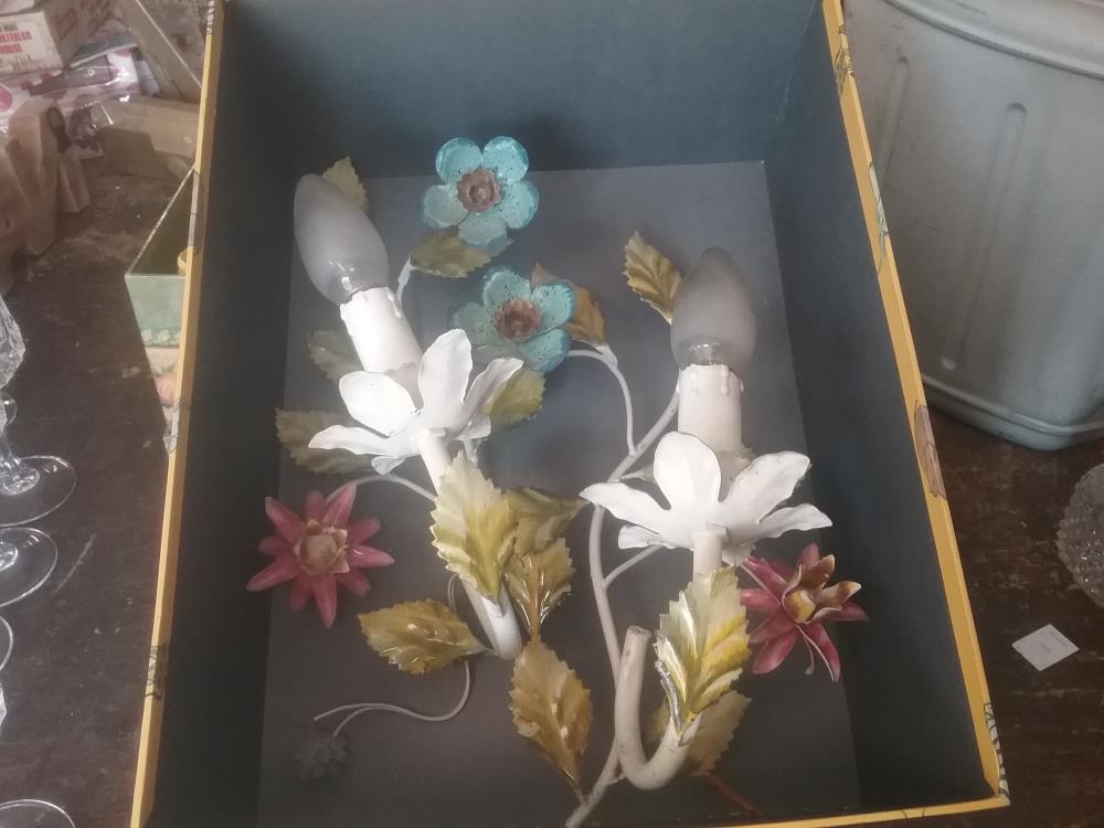 PAIRE D'APPLIQUES FLEURIES